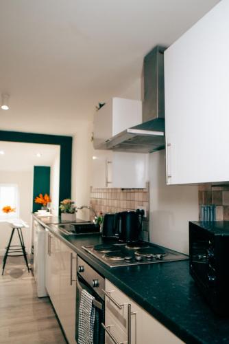 Dapur atau dapur kecil di Firdaus Central Huddersfield Apartments
