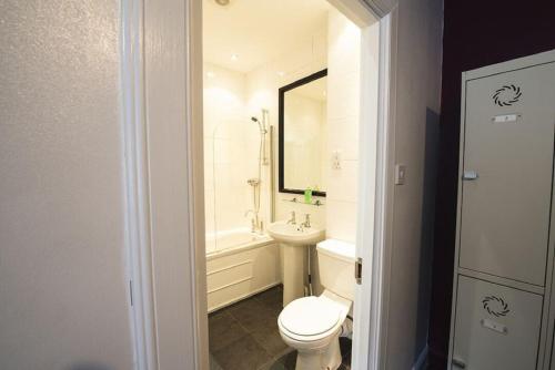 Bilik mandi di Safestay Glasgow Charing Cross
