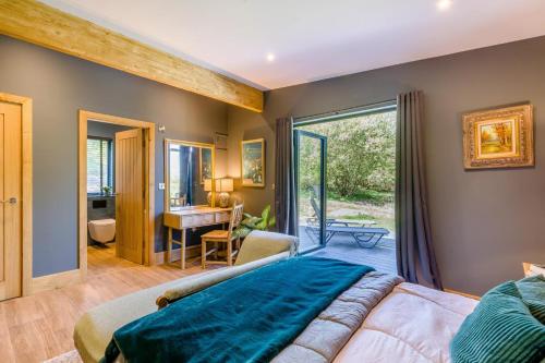 een slaapkamer met een groot bed en een badkamer bij Deer Cottage in Eldroth