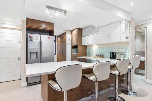 Dapur atau dapur kecil di Eden On The Bay 108 by Host Agents