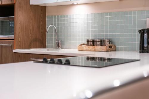 Dapur atau dapur kecil di Eden On The Bay 108 by Host Agents
