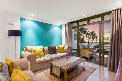 Ruang duduk di Eden On The Bay 108 by Host Agents