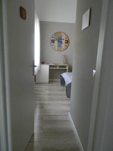 a hallway with a room with a desk and a table at B&B Melanella in Capaccio-Paestum