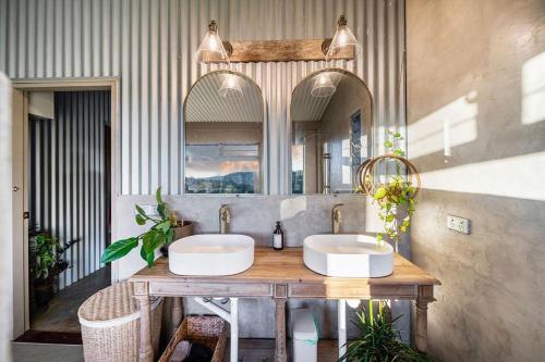 two sinks on a wooden table in a bathroom at Linden Rose Barn in Montville