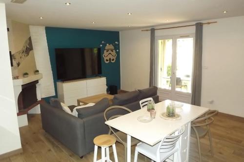 un salon avec un canapé et une table dans l'établissement House 3p with private pool in Avignon, à Avignon