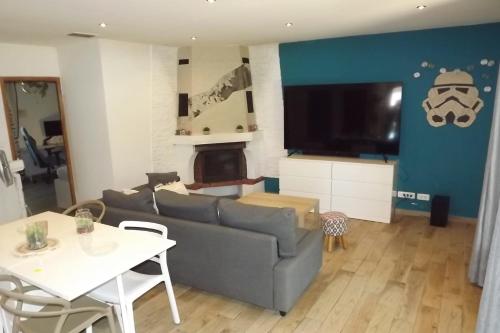 un salon avec un canapé et une table dans l'établissement House 3p with private pool in Avignon, à Avignon