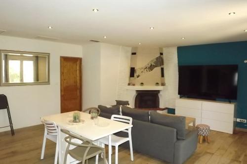 un salon avec une table et un canapé dans l'établissement House 3p with private pool in Avignon, à Avignon