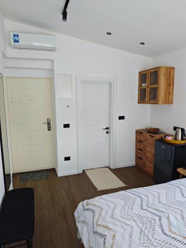 Apartments Three Ohridにあるキッチンまたは簡易キッチン