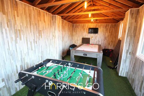 a ping pong table in a room with a ping pong table at Poolfoot Villas in Thornton