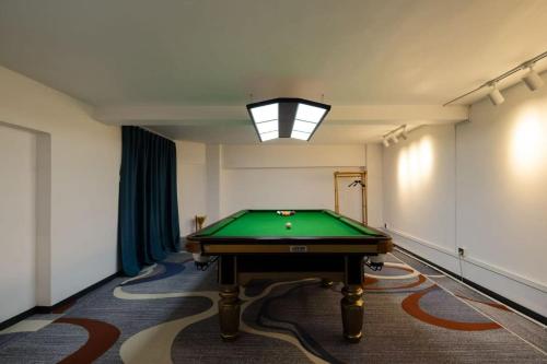 a room with a pool table in a room at Shugang-Xihuxi Lake Scenic Area Xihu Yushuli B&B in Yangzhou