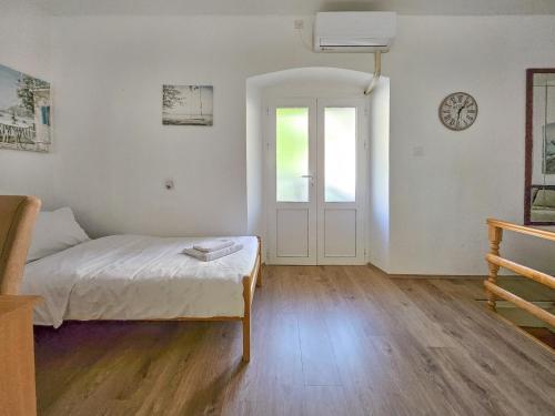 Katil atau katil-katil dalam bilik di Holiday House Kotor