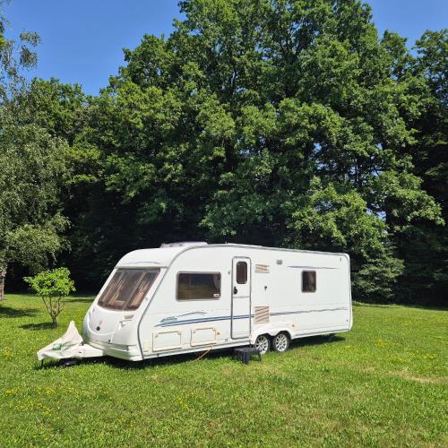 Karavan na samotě u lesa