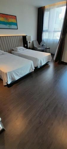 Cette chambre dispose de 2 lits et de parquet. dans l'établissement The Sapphire S2 Hạ Long, à Hạ Long