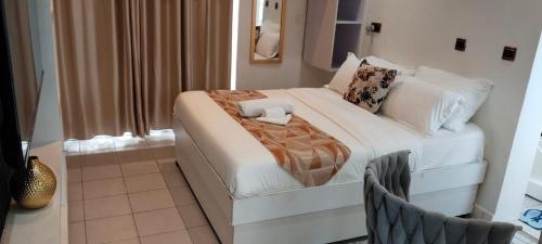 ナイロビにあるRio Eco Hotelのベッドの上にキャンドルが2本置かれた寝室