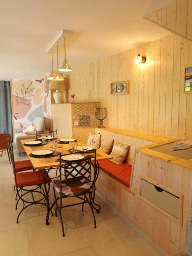 a kitchen with a table and chairs and a couch at Le Gîte des Missols in Saint-Étienne-de-Fontbellon