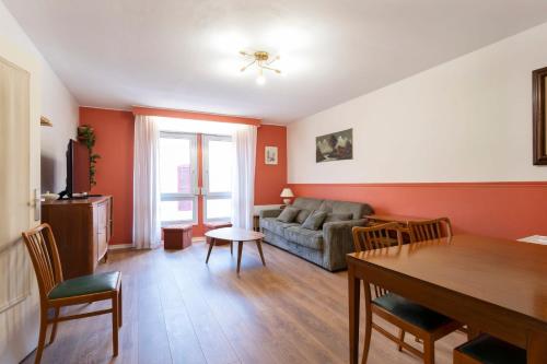 un salon avec un canapé et une table dans l'établissement Le Taison d'Or with free parking include, à Metz