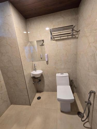 マウント・アブにあるRamma TheHotel - 200 mtrs from Nakki Lakeのトイレと洗面台付きのバスルーム