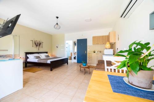 a living room with a bed and a kitchen at ענת וירון צימרים בגליל העליון in Ma‘yan Barukh