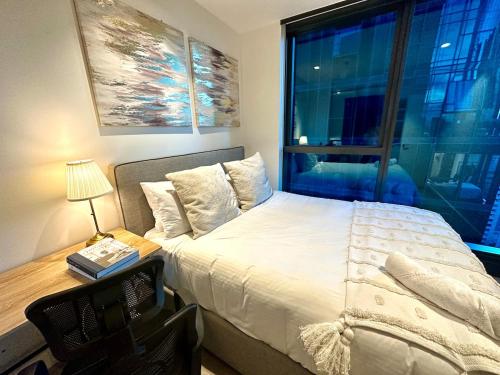 Ένα ή περισσότερα κρεβάτια σε δωμάτιο στο Stylish 2B1B Apartment with Indoor Balcony