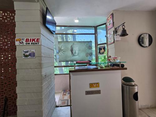 Ramma TheHotel - 200 mtrs from Nakki Lakeにあるキッチンまたは簡易キッチン