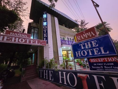 Ramma TheHotel - 200 mtrs from Nakki Lakeに飾ってある許可証、賞状、看板またはその他の書類