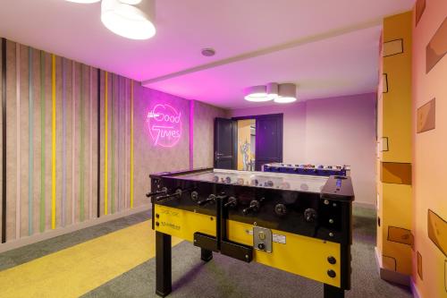 Eine Spielezimmer in der Unterkunft Regnum Bansko Ski Hotel & SPA