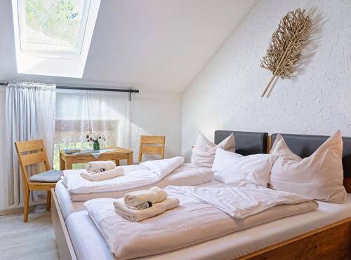 een groot bed met handdoeken erop bij Ferienhaus Dickertsmühle in Prien am Chiemsee