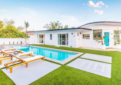 una casa con piscina y patio en White Pearl - Pool - Spa - Mountain Views, en Palm Springs