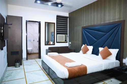 Ένα ή περισσότερα κρεβάτια σε δωμάτιο στο Hotel Good Palace Karol Bagh