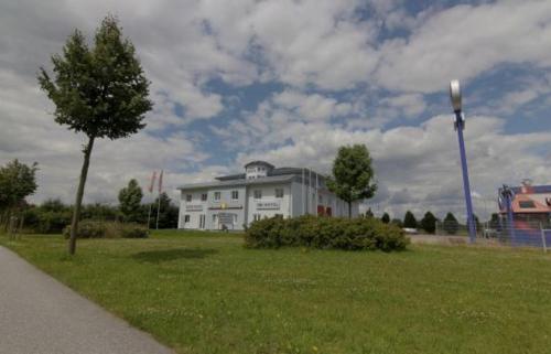 エルムスホルンにあるSchleswig Holstein Hotelの大白屋
