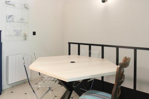 une table et deux chaises dans une pièce dans l'établissement Charming themed loft - Paris Cosmic - Paris 18, à Paris
