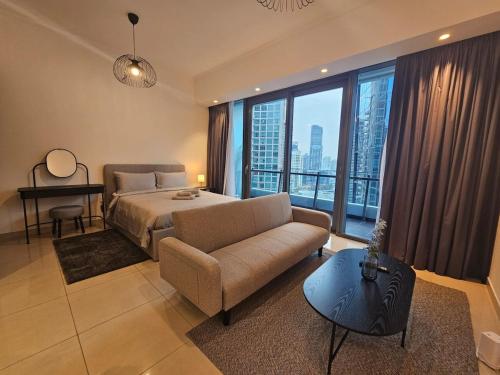 Dubai Silverene Tower with large balcony and high floor Marina views