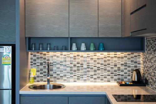 Η κουζίνα ή μικρή κουζίνα στο Tropical Kamala Hill View 1 BR CTG P407