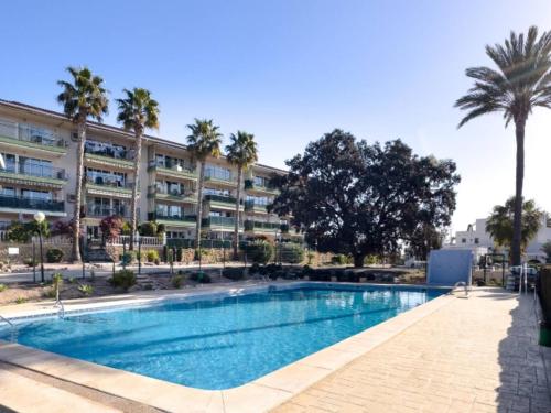 una piscina di fronte a un grande condominio di Casalfas - Élégance, Piscine, Emplacement idéal by LG Home conciergerie a Alfaz del Pi
