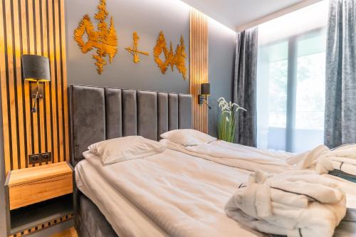Postel nebo postele na pokoji v ubytování Omega Lake Apartments