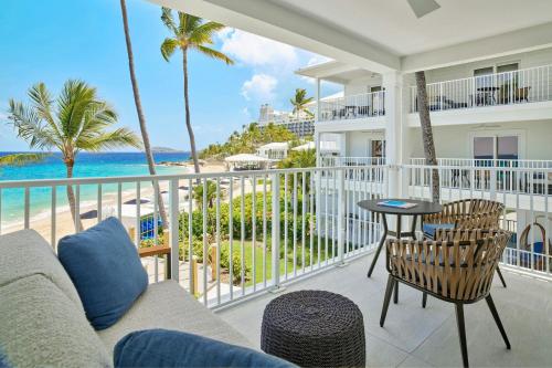 un soggiorno con vista sull'oceano di Buoy Haus Beach Resort St Thomas Autograph Collection a Nazareth