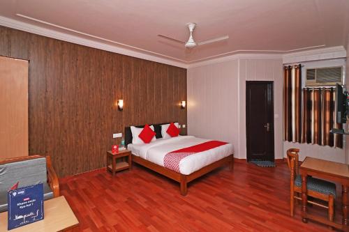 a bedroom with a bed and a table and a desk at Super Hotel O Mehtab Regency in Rewāri