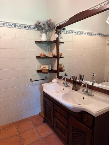 a bathroom with a sink and a mirror at Villa Atlántica in Ribeira