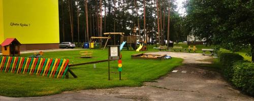 un parque con parque infantil con tobogán y columpios en Kodune puhkus, 