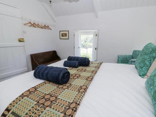 Postel nebo postele na pokoji v ubytování Dolwylan Cottage