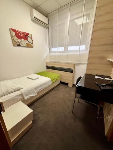 Ein Bett oder Betten in einem Zimmer der Unterkunft Garni Hotel Consul