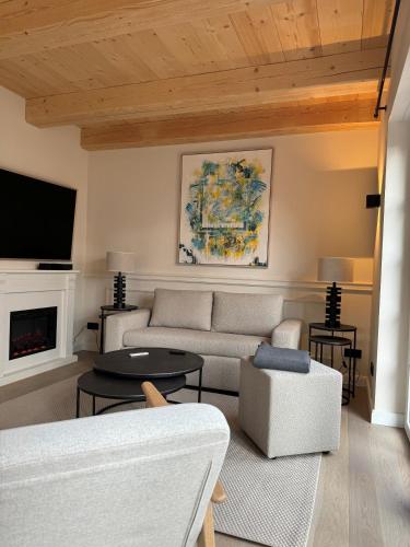 a living room with a couch and a tv at Fachwerkhuus in Göhren-Lebbin