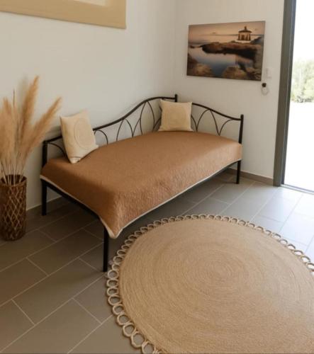 a bed in a room with a rug at VE Apartment in Khelmáta