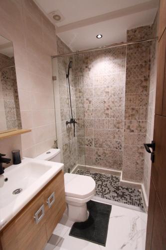 a bathroom with a shower and a toilet and a sink at La Marina Vivez l'expérience Mehdia à 100m de la plage in Kenitra