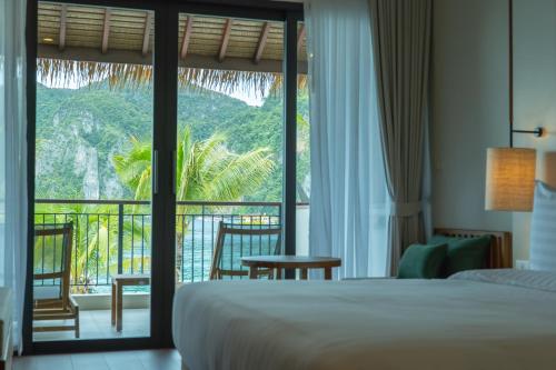 ein Hotelzimmer mit Bett und Balkon in der Unterkunft Phi Phi at Pier in Ko Phi Phi