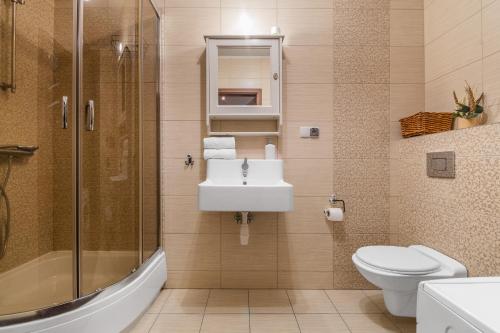 Koupelna v ubytování APARTAMENTY MIERZEJA - PRZY MARINIE, 100 m od Zalewu Wiślanego, Kąty Rybackie