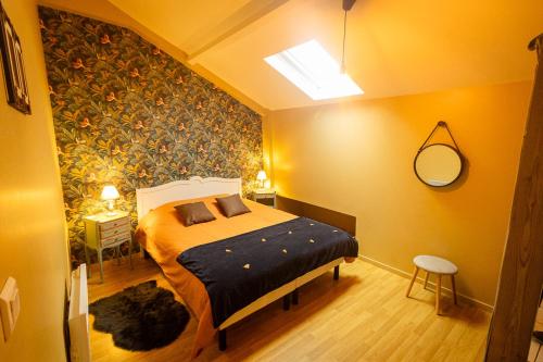 a small bedroom with a bed and a mirror at Bel Appartement Vieux Rouen in Rouen