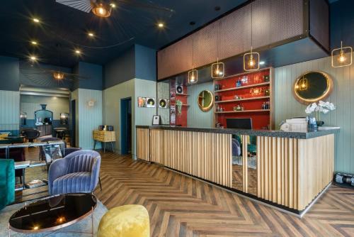 vestíbulo con bar con barra y sillas en Dansaert Hotel, en Bruselas