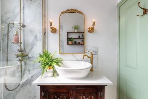 Ένα μπάνιο στο 3 Bed Newark Home with Grand Ceilings & Cozy Vibes