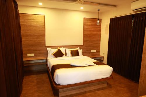 a bedroom with a large bed in a room at Swiss Holidays in Pinangode